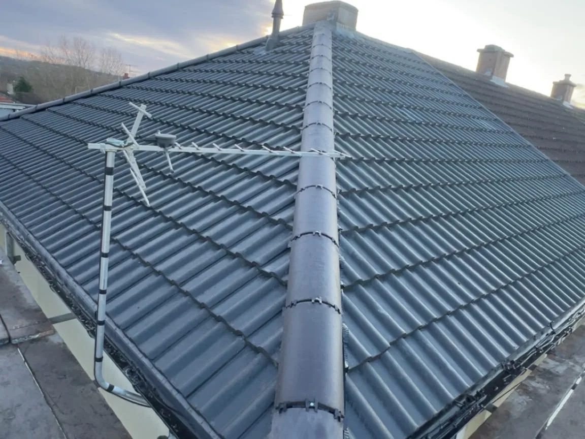 Grey interlocking tiles with a dry-fixed hip